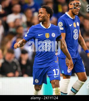 14 Sep 2022 - Chelsea gegen RB Salzburg - UEFA Champions League - Gruppe E - Stamford Bridge Raheem Sterling, Chelsea, feiert sein Tor während des Champions-League-Spiels auf der Stamford Bridge. Picture : Mark Pain / Alamy Live News Stockfoto