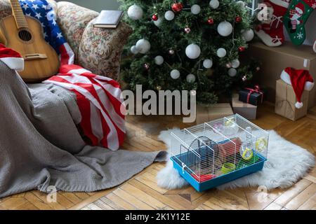 Hamsterkäfig in der Nähe des Weihnachtsbaums, USA Stockfoto