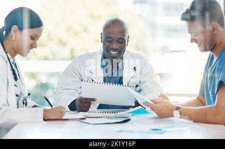 Gespräch des Ärzteteams über ein medizinisches Dokument bei einem gemeinsamen Treffen am Arbeitsplatz. Mitarbeiter im Gesundheitswesen sprechen während der Planung, Kommunikation und Strategie Stockfoto