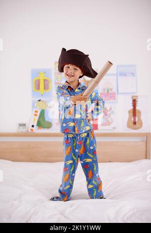 Pirates Leben für mich. Ein kleiner Junge spielt Pirat in seinem Schlafzimmer. Stockfoto