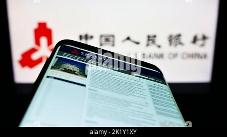 Mobiltelefon mit Website der People's Bank of China des Finanzinstituts auf dem Bildschirm vor dem Logo. Konzentrieren Sie sich auf die obere linke Seite des Telefondisplays. Stockfoto