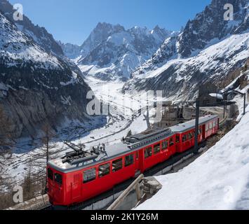 Montenvers Zug (Zahnradbahn) mit Les Grandes Jorasses Gipfeln und Mer de Glace Gletscher. Hautes-Savoie, Alpen, Frankreich Stockfoto