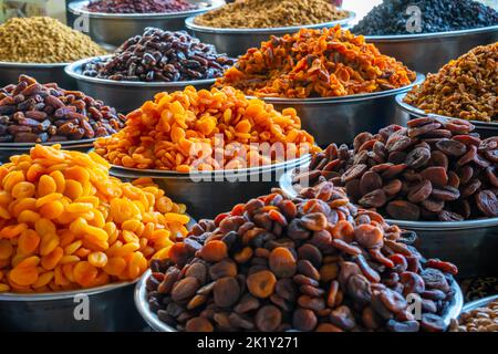 Nahaufnahme verschiedener getrockneter Früchte auf dem Straßenmarkt in der Türkei. Lokaler traditioneller Markt in Konyaalti Liman in Antalya, Türkei. Stockfoto