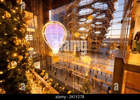 Innenraum des Hudson Yards Shopping Mall mit beleuchteten Weihnachtsdekorationen und Blick auf das Schiff (abends). Midtown West, Manhattan, New York City Stockfoto