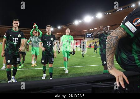 Monaco, Monaco, 15.. September 2022. Die Spieler von Ferencvaros grüßen die Fans nach dem letzten Pfiff des Spiels der UEFA Europa League im Stade Louis II, Monaco. Bildnachweis sollte lauten: Jonathan Moscrop / Sportimage Stockfoto