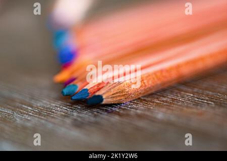 Selektiver Fokus. Mehrere Buntstifte auf den Tisch gelegt. Stockfoto