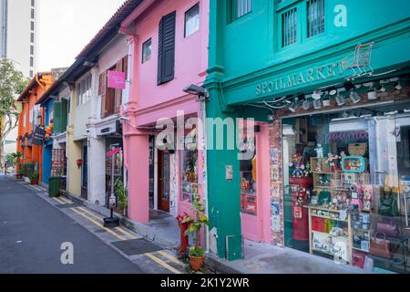 Farbenfrohe Gebäude und Wandmalereien in der Hji Lane, Kampong Glam, Singapur Stockfoto