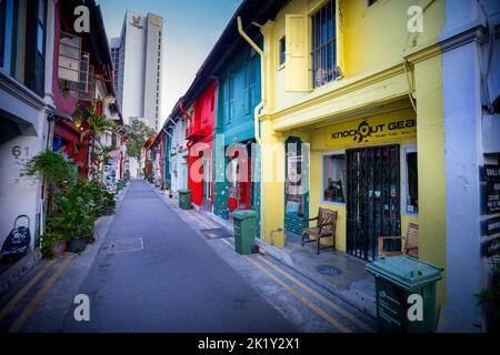 Farbenfrohe Gebäude und Wandmalereien in der Hji Lane, Kampong Glam, Singapur Stockfoto