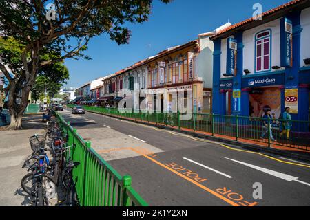 Bunte Fassaden an historischen Gebäuden säumen eine Straße in Little India. Singapur. Stockfoto