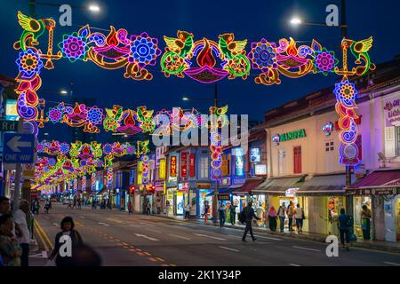 Farbenfrohe Straßendekorationen in Little India während des jährlichen Diwali-Festivals, das auch als Festival of Lights bekannt ist. Little India, Singapur Stockfoto