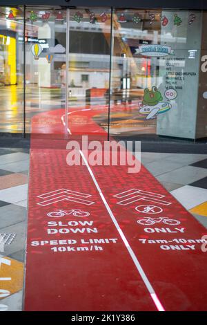 Radweg durch das Excelsior Einkaufszentrum, Civic District Singapur Stockfoto