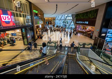 Menschen auf der Rolltreppe in Changi Airport Shopping Mall, Singapur Stockfoto