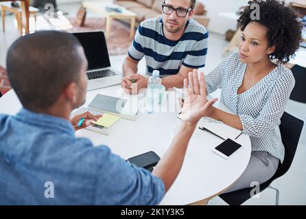 Ein paar neue Ideen rauszuhaschen. Kollegen sprechen über ein digitales Tablet. Stockfoto