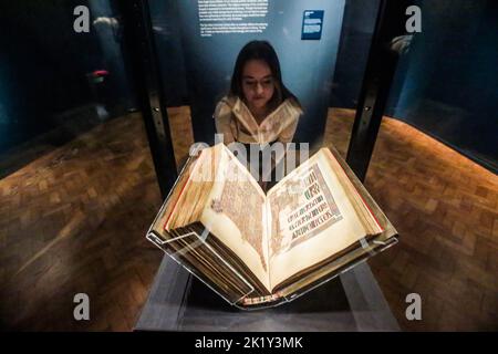 Newcastle Newcastle upon Tyne, England 22. September 2022 im Mittelpunkt der Ausstellung stehen die Evangelien von Lindisfarne neben anderen illuminierten Manuskripten, darunter ein weiteres bedeutendes Leihgabe der British Library – das St. Cuthbert-Evangelium, das älteste intakte europäische Buch. Diese Meisterwerke der Handwerkskunst waren mit ihrer sorgfältig ausgearbeiteten Dekoration und Symbolik ein enormes Zeichen der Hingabe. Paul Quezada-Neiman/Alamy Live News Stockfoto