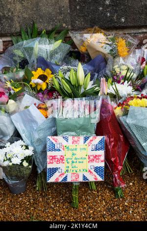 Blumen, die von der Öffentlichkeit an den Toren Norwich zum Sandringham House während der öffentlichen Trauer nach dem Tod der Königin hinterlassen wurden. Stockfoto