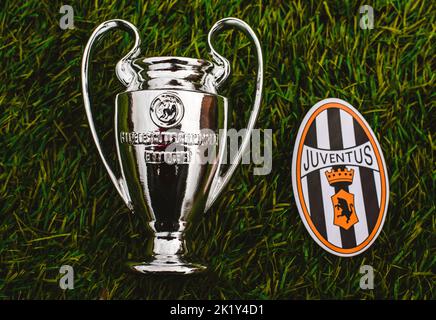 21. April 2021, Moskau, Russland. Das Emblem des Fußballvereins Juventus F.C. und des UEFA Champions League Cups auf dem grünen Rasen des Stadions. Stockfoto