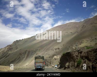 Indischer LKW auf Straße im Himalaya in der Nähe von Tanglang la Pass -Himalaya-Gebirgspass auf der Leh-Manali Autobahn. Ladakh Indien Stockfoto