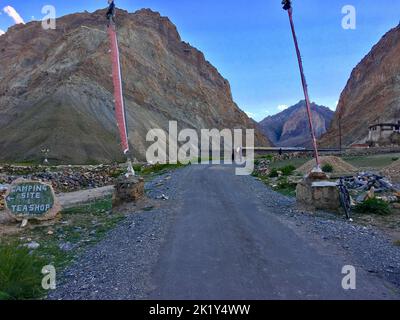 Tor für tibetische Menschen und ausländische Reisende Eintritt zu Shanti Stupa auf einem Hügel in der Chanspa Wintersaison in Leh Ladakh in Jamm Stockfoto