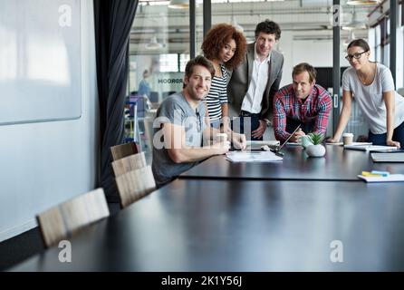 Du suchst die besten kreativen Köpfe. Porträt von Büromitarbeitern in einer Sitzung in einem Sitzungssaal. Stockfoto