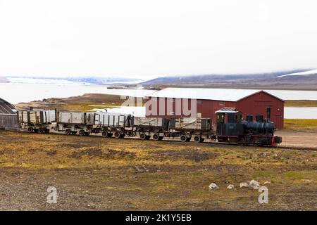 Alte und veraltete Bergbaueisenbahn in NY-Alesund, Spitzbergen, Kongsfjord, Svalbard, Norwegen Stockfoto