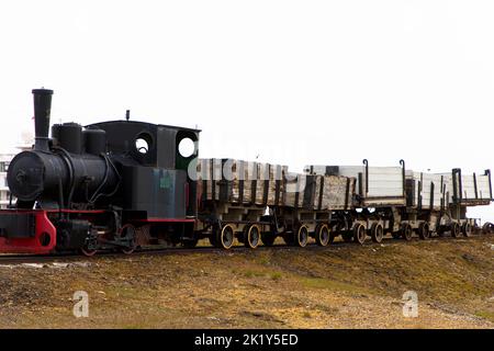 Alte und veraltete Bergbaueisenbahn in NY-Alesund, Spitzbergen, Kongsfjord, Svalbard, Norwegen Stockfoto