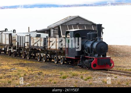 Alte und veraltete Bergbaueisenbahn in NY-Alesund, Spitzbergen, Kongsfjord, Svalbard, Norwegen Stockfoto