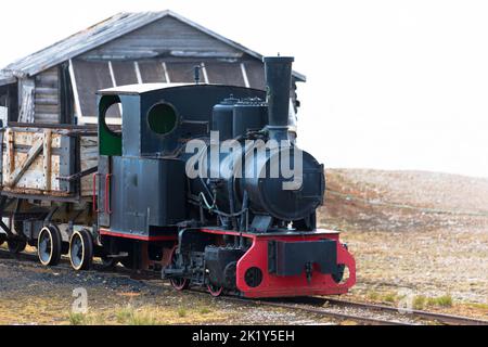 Alte und veraltete Bergbaueisenbahn in NY-Alesund, Spitzbergen, Kongsfjord, Svalbard, Norwegen Stockfoto