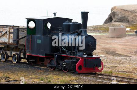 Alte und veraltete Bergbaueisenbahn in NY-Alesund, Spitzbergen, Kongsfjord, Svalbard, Norwegen Stockfoto