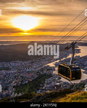 Sonnenuntergang auf dem Gipfel des Mt. Ulriken in Bergen, Westnorwegen. Stockfoto