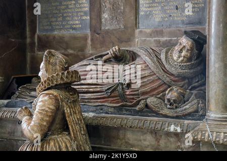 Nahaufnahme des Glanville Memorial in der Lady Chapel am St. Eustachius, Tavistock Parish Church. Eine Hommage an John Glanvill, seine Witwe Alicia Knie Stockfoto