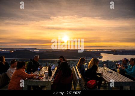 Sonnenuntergang auf dem Gipfel des Mt. Ulriken in Bergen, Westnorwegen. Stockfoto