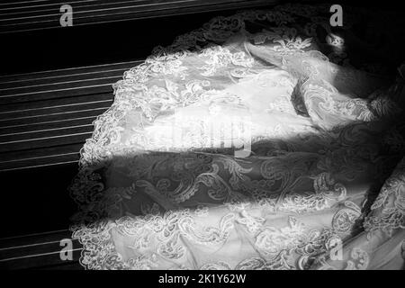 Schatten über einer Braut Hochzeitstag Kleid Zug. Stockfoto