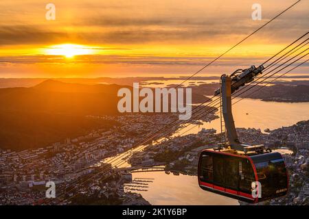 Sonnenuntergang auf dem Gipfel des Mt. Ulriken in Bergen, Westnorwegen. Stockfoto