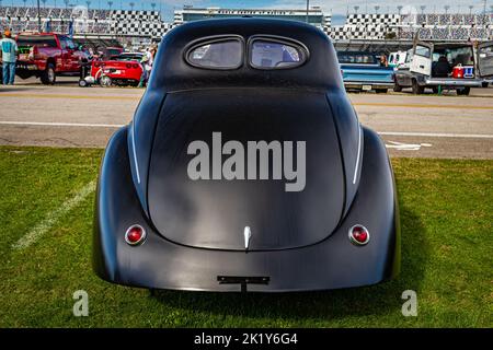 Daona Beach, FL - 28. November 2020: Rückansicht eines Willys Americar Speedway Deluxe Coupés aus dem Jahr 1941 auf einer lokalen Automobilausstellung. Stockfoto