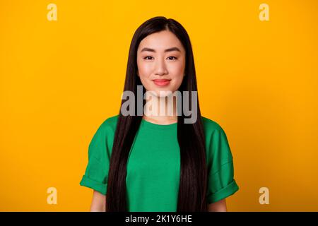 Porträt von jungen liebenswert nette Dame mit langen seidig weichen Keratin begradigt Haar auf gelbem Hintergrund isoliert Stockfoto