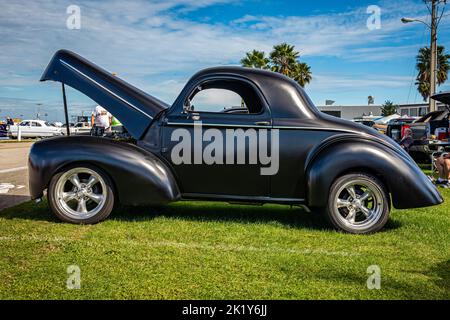 Daona Beach, FL - 28. November 2020: Aus der Perspektive ein Willys Americar Speedway Deluxe Coupé 1941 auf einer lokalen Automshow. Stockfoto
