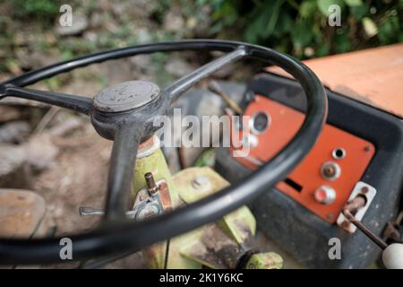 Nahaufnahme eines Lenkrads eines Landtraktors. Stockfoto