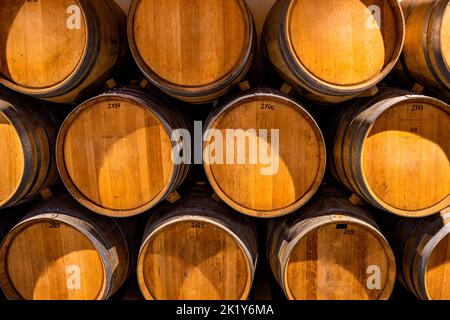 Gestapelte Weinfässer. Holzfässer mit mazerierenden Wein. Stockfoto