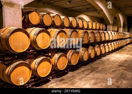 Gestapelte Weinfässer. Holzfässer mit mazerierenden Wein. Stockfoto