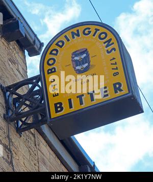 Boddingtons the Cream of Manchester, Estd 1778, at the Grapes Inn, 305 High St West, Glossop, Derbyshire, England, UK,SK13 8EP Stockfoto