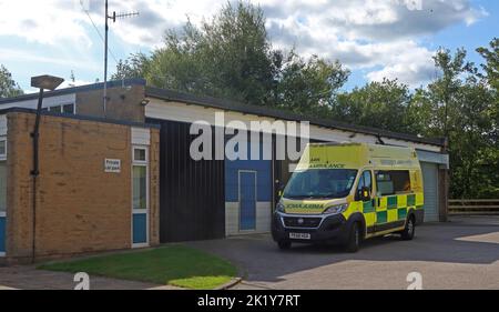 Glossop Stadtzentrum, Ambulanzstation, North West Ambulance Service NHS Trust, Chapel Street, High Peak, Derbyshire, England, UK, SK13 8AT Stockfoto