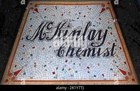 Findley McKinlay Chemist Mosaic - Celebration the Heritage, of 70 High St West , Glossop, High Peak, Derbyshire, England, UK, SK13 8BH Stockfoto