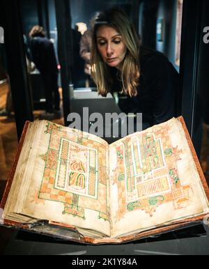 Newcastle Newcastle upon Tyne, England 22. September 2022 im Mittelpunkt der Ausstellung stehen die Evangelien von Lindisfarne neben anderen illuminierten Manuskripten, darunter ein weiteres bedeutendes Leihgabe der British Library – das St. Cuthbert-Evangelium, das älteste intakte europäische Buch. Diese Meisterwerke der Handwerkskunst waren mit ihrer sorgfältig ausgearbeiteten Dekoration und Symbolik ein enormes Zeichen der Hingabe. Paul Quezada-Neiman/Alamy Live News Stockfoto