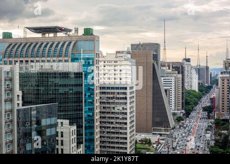 Schöne Luftaufnahme der Paulista Avenue, Sao Paulo City Skyline. Stadtbild mit modernen Gebäuden und Autoverkehr. Brasilianische Stadtarchitektur. Stockfoto
