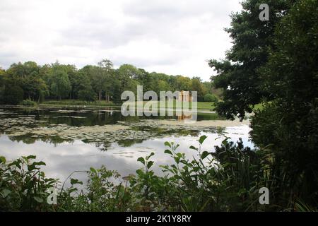 Blick über den See in Stowe Gardens, Buckinghamshire Stockfoto