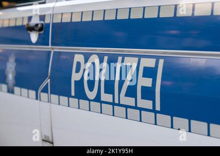 Deutsche Polizei schreibt auf einem Polizeiauto Stockfoto