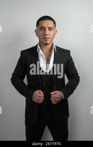 Portrait des lateinischen jungen Mannes mit kurzen Haaren tragen Anzug mit formellen Hemd, Business Person Mode im Studio, Schönheit Stockfoto