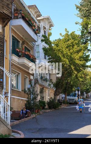 HEYBELIADA, TÜRKEI - 15. SEPTEMBER 2017: Dies ist eine der Wohnstraßen der Insel, erbaut im 19.. Jahrhundert. Stockfoto