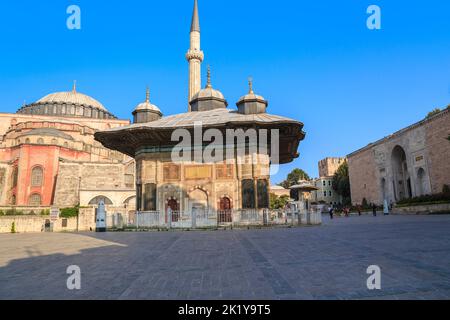 ISTANBUL, TÜRKEI - 11. SEPTEMBER 2017: Es ist der Brunnen von Sultan Ahmed III. Im Stil des osmanischen Rokoko, der sich neben dem Topkapi befindet. Stockfoto