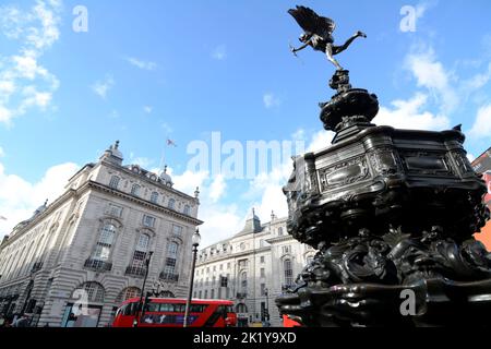 Die prächtigen Gebäude in englischer Architektur befinden sich im Piccadilly Circus, einem der symbolischen Orte in London. Stockfoto